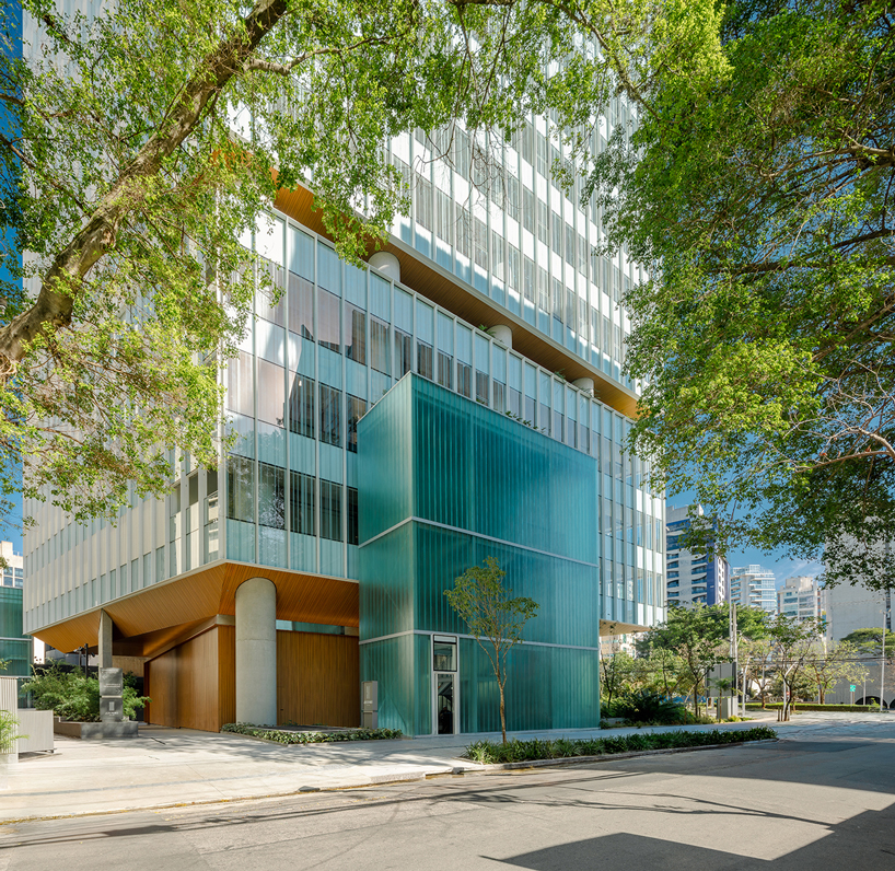 Jeronimo Faria Lima tower with elevated garden level
